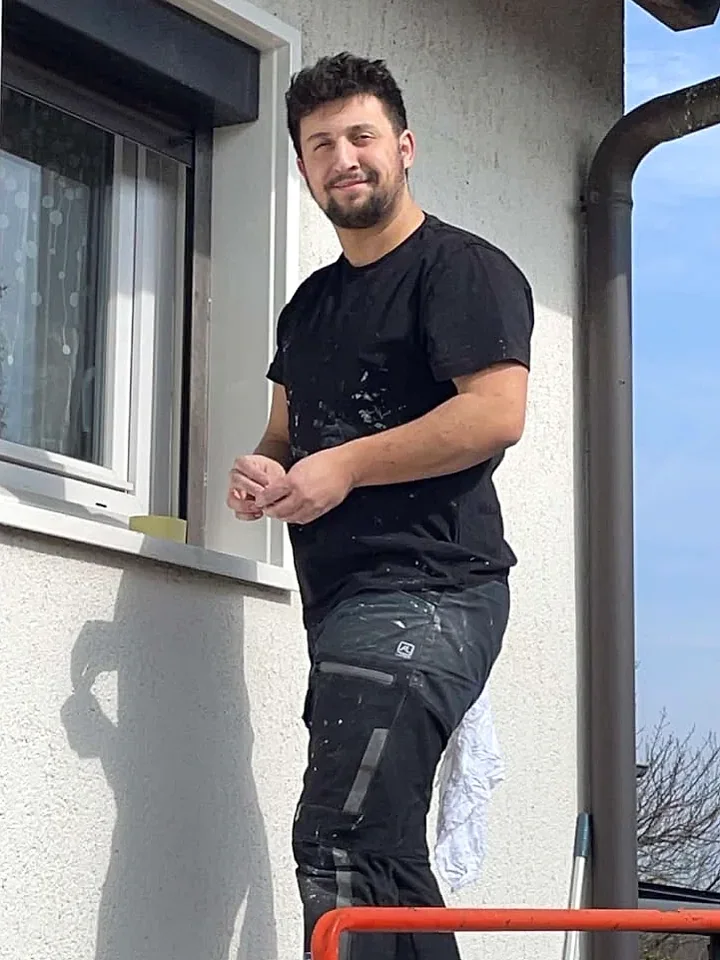 Resul Dalgic, peintre en bâtiment, sur un chantier de façade