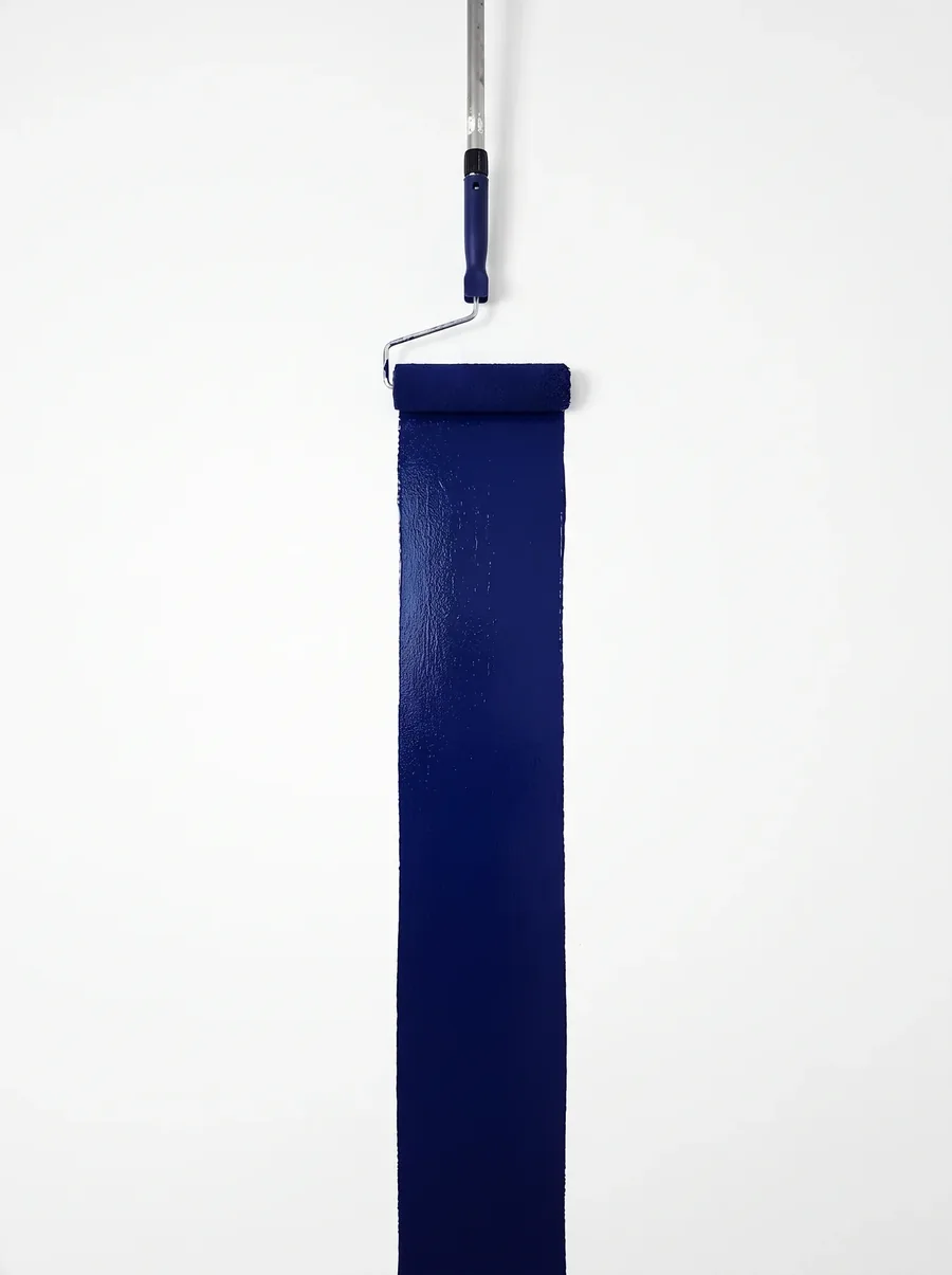 Bande de peinture bleu marine appliquée au rouleau sur un mur blanc
