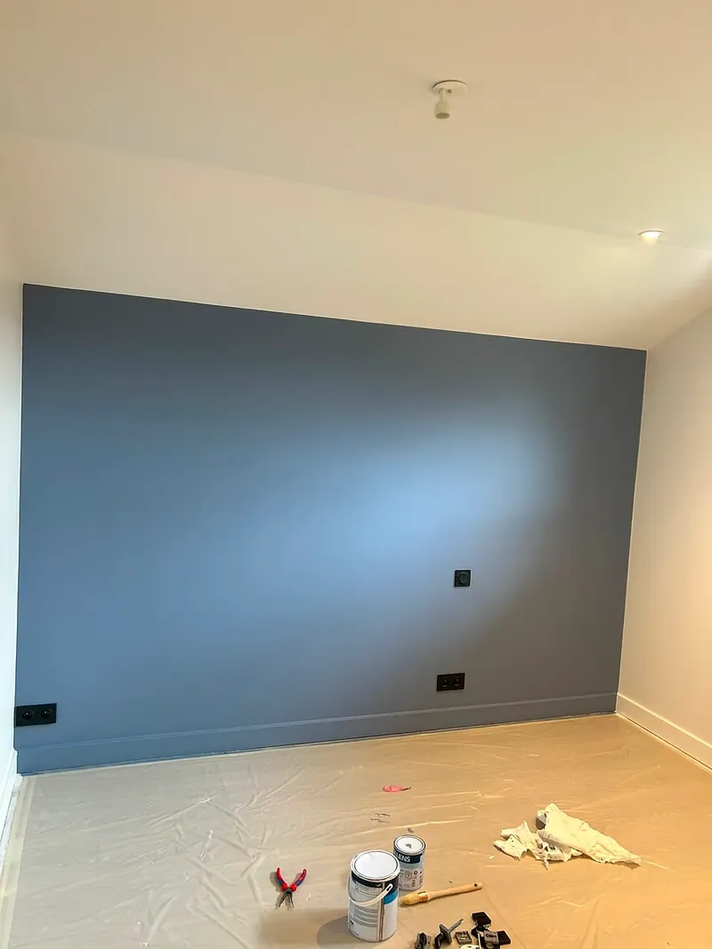 Mur bleu gris peint dans une villa à Neuvecelle