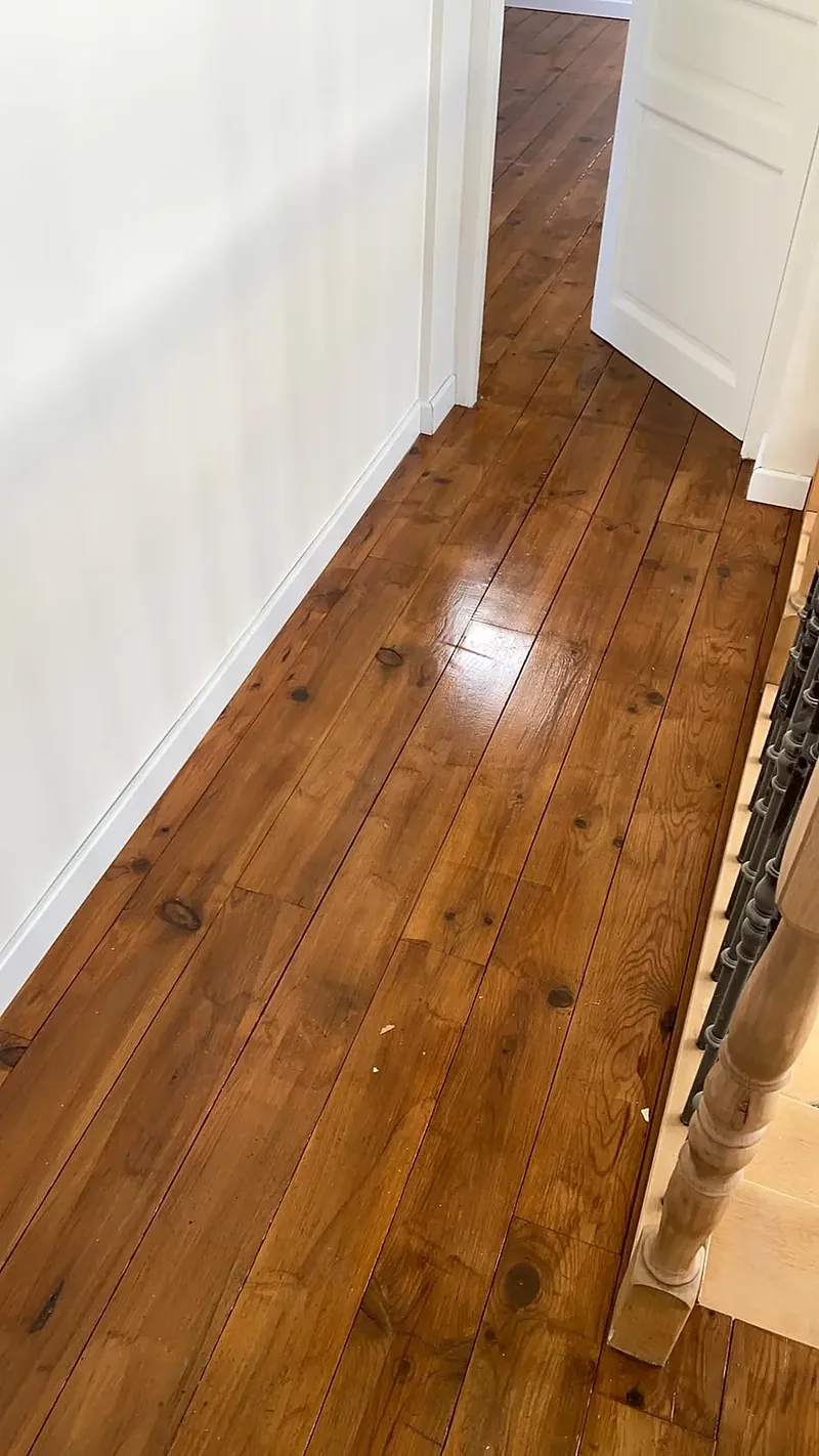 Couloir bois vitrifié dans un chalet à Châtel