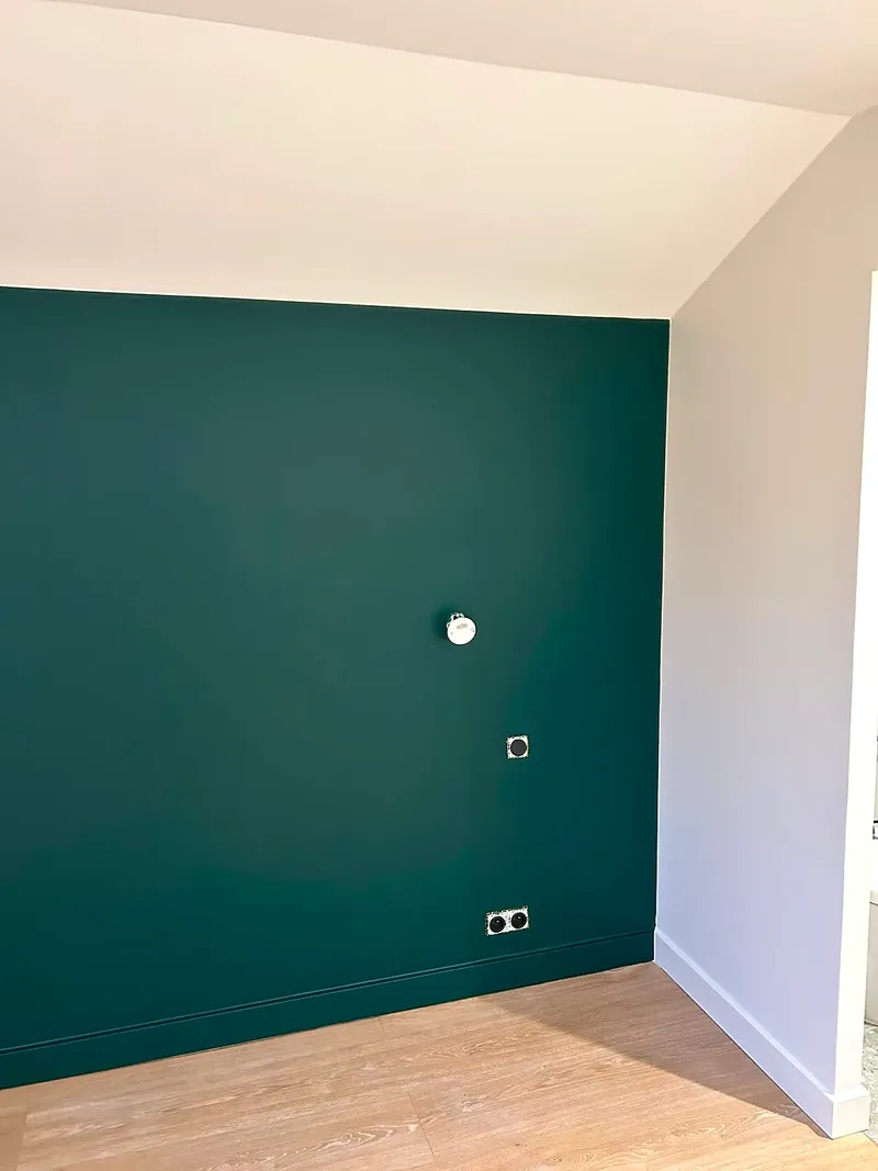 Mur peint en vert sapin dans un chalet à Morzine
