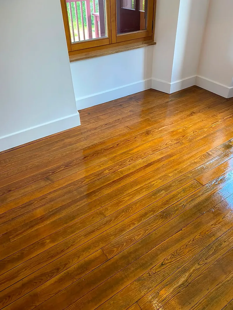 Pièce avec parquet massif vitrifié dans une maison à Lugrin