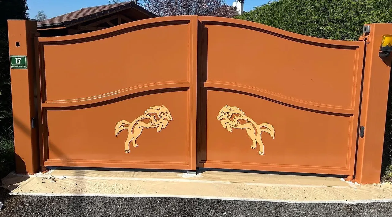 Portail double après reprise, teinte terracotta uniforme et motifs chevaux dorés