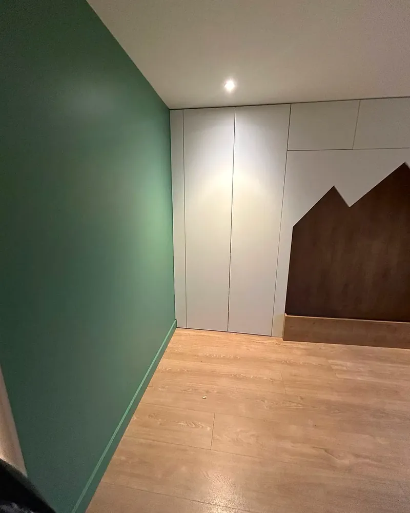 Chambre peinte en vert profond avec tête de lit en forme de montagne, peinture décorative ROD Peinture