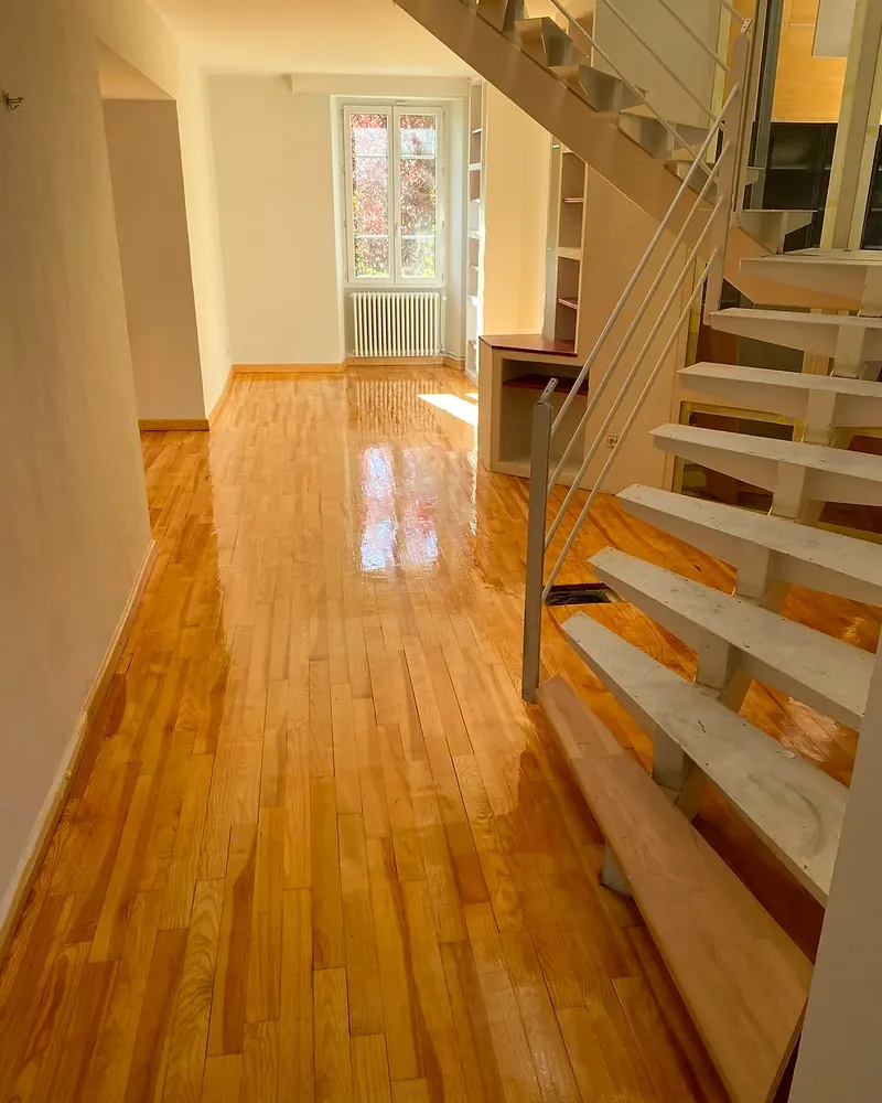 Escalier et parquet en bois vitrifiés, finition brillante par ROD Peinture