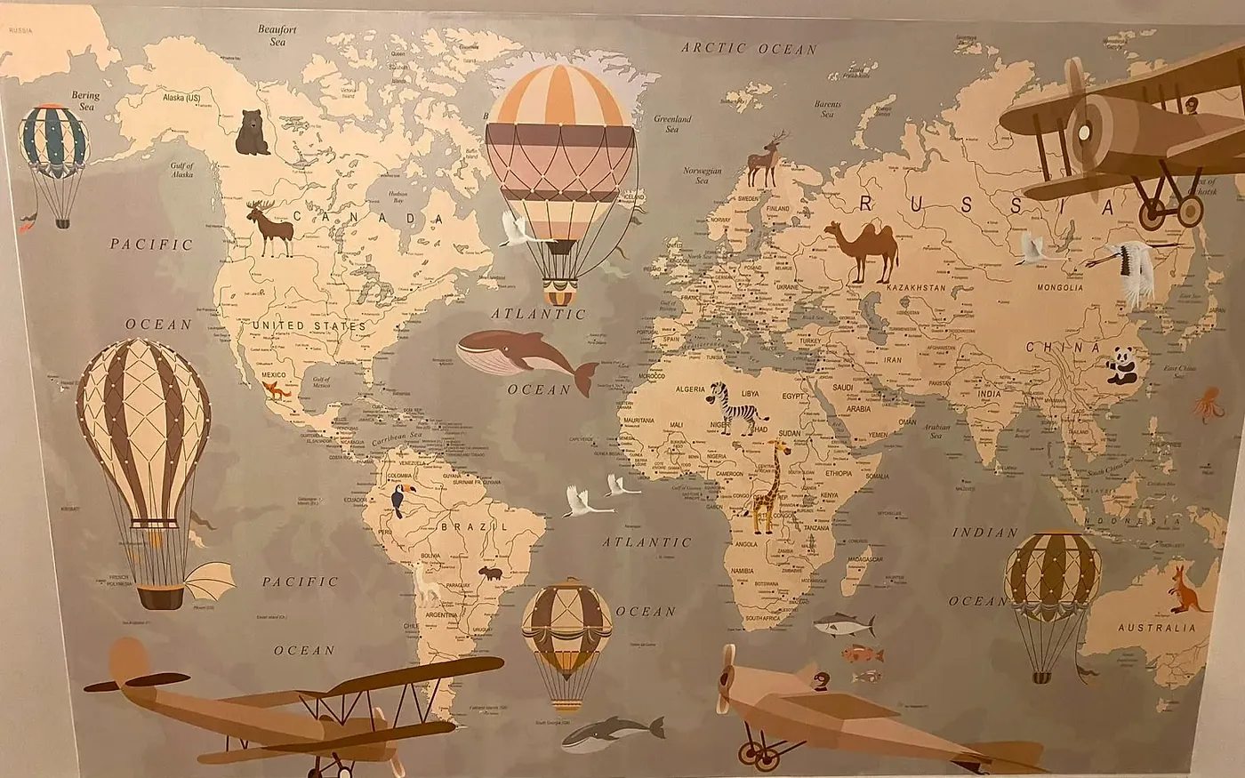Papier peint panoramique carte du monde posé dans une chambre d'enfant, raccords alignés