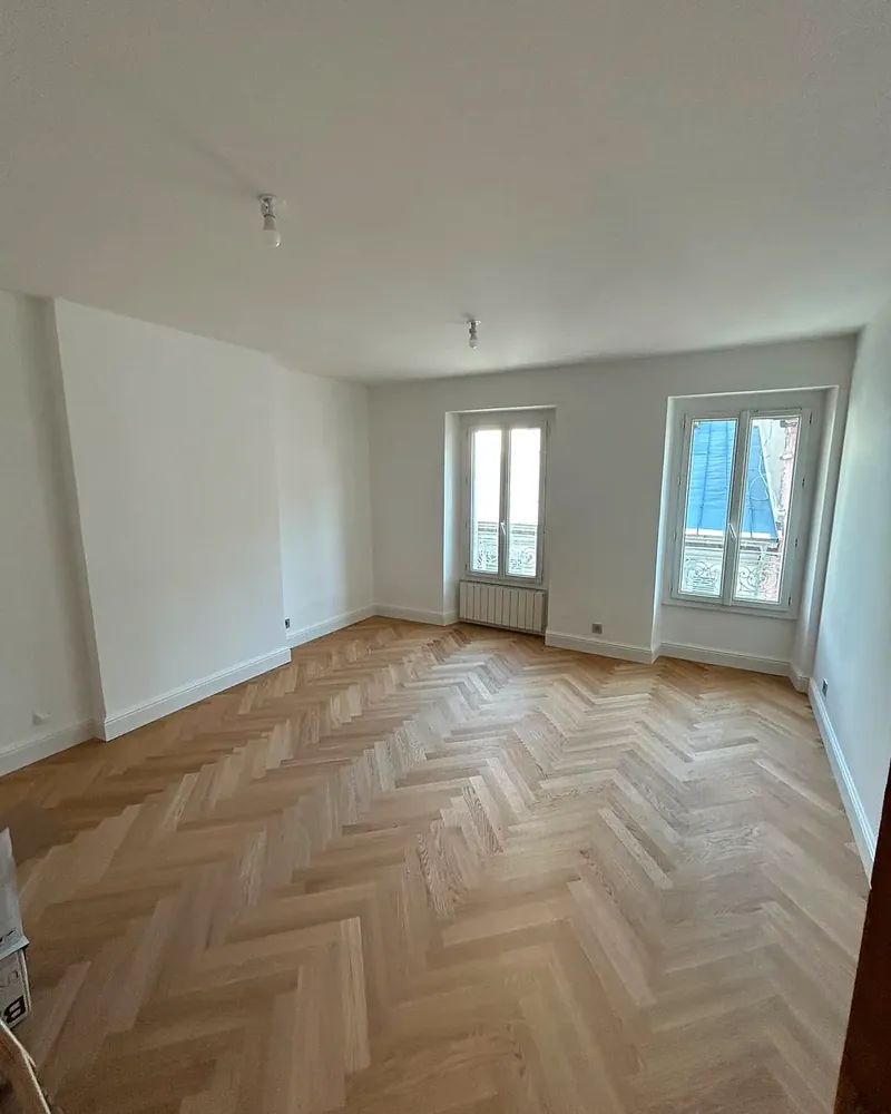 Pièce à vivre avec parquet point de Hongrie clair, pose et vitrification ROD Peinture